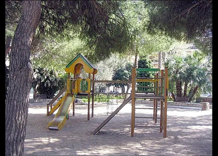 Sq. Pauline جوان ليه باه